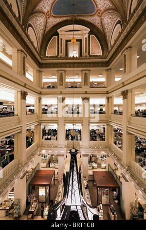 L'intérieur du sud-ouest de l'atrium dans magasin Macy's Department, anciennement Marshall Field's, State Street, Chicago, Illinois, États-Unis Banque D'Images