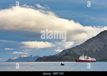 Polar Star ancrée dans la Baie des Baleines, South Georgia Island Banque D'Images