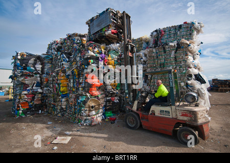 Une tonne d'empilage des balles de plastique avec un chariot élévateur à une usine de recyclage des plastiques à Geelong en Australie Banque D'Images