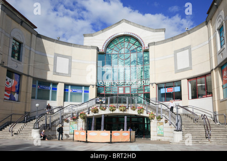 Entrée de Queens Arcade shopping centre à Cardiff (Caerdydd), Glamorgan, Pays de Galles, Royaume-Uni, Angleterre. Banque D'Images