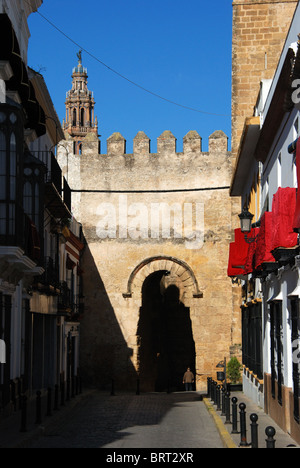 Château (Alcazar) et Puerta de Sevilla, Carmona, Province de Séville, Andalousie, Espagne, Europe de l'Ouest. Banque D'Images