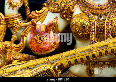 Saraswati déesse hindoue. Statue en marbre indien orné Banque D'Images