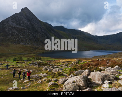 Tryfan et le Snowdonia : Glyders se lever sur Llyn Ogwen. Photo prise par les flancs de Pen An Wen Ole Banque D'Images