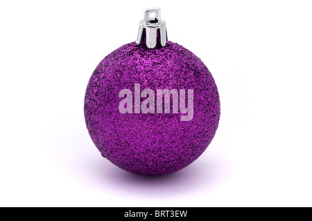 Glitting purple boule de noël sur fond blanc Banque D'Images