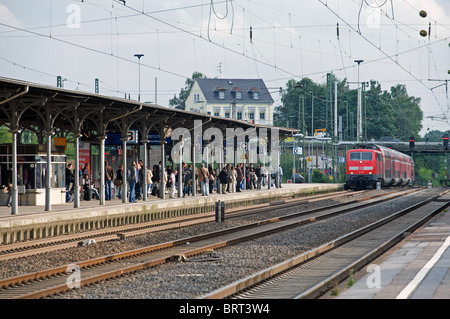 Traction de trains de banlieue à la gare de Solingen, Allemagne. Banque D'Images