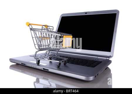 Shopping-cart sur un ordinateur portable isolé sur blanc avec reflet Banque D'Images