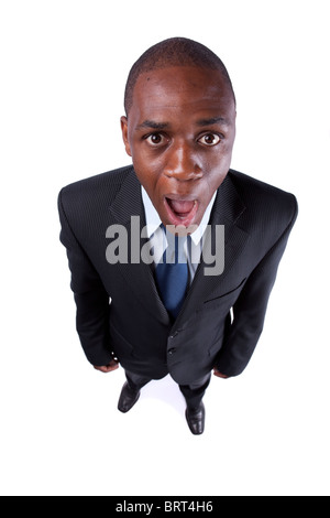 African businessman crier avec un étrange visage expression et d'ouvrir la bouche (isolé sur blanc) Banque D'Images