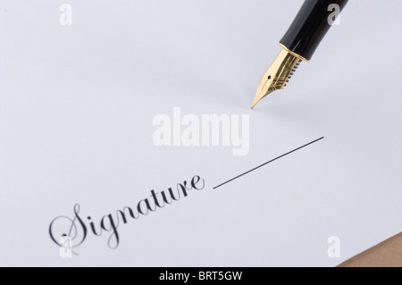 Signature avec plume d'or Banque D'Images