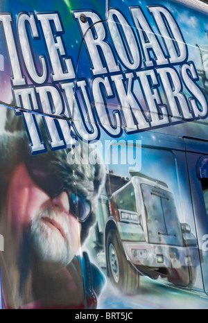 Ice Road Truckers promotionnels un véhicule sur l'affichage à l'extérieur de l'événement 2010 Truckfest de camionnage au Royaume-Uni Banque D'Images