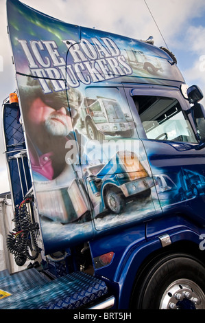 Ice Road Truckers promotionnels un véhicule sur l'affichage à l'extérieur de l'événement 2010 Truckfest de camionnage au Royaume-Uni Banque D'Images