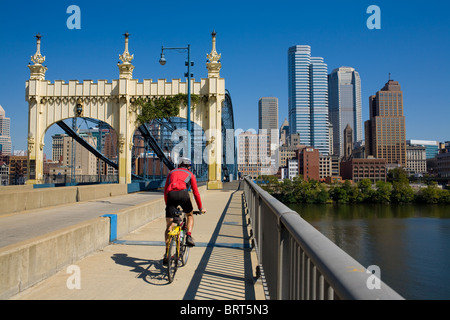 Smithfield Street Biker crossing Bridge sur la rivière Monongahela, Pittsburgh, Pennsylvanie Banque D'Images