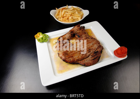 Entrecôte grillée avec frites Banque D'Images