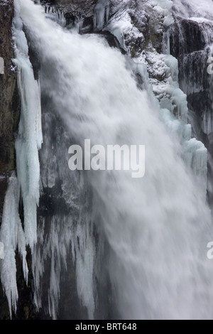 Snoqualmie Falls en hiver au milieu de la neige et de la glace, Snoqualmie, Washington. Banque D'Images