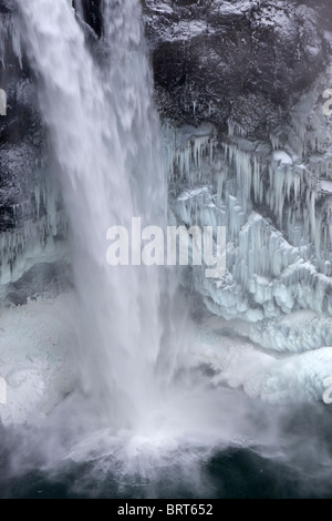 Snoqualmie Falls en hiver au milieu de la neige et de la glace, Snoqualmie, Washington. Banque D'Images