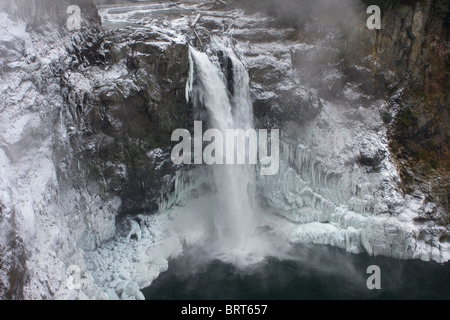 Snoqualmie Falls en hiver au milieu de la neige et de la glace, Snoqualmie, Washington. Banque D'Images