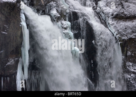 Snoqualmie Falls en hiver au milieu de la neige et de la glace, Snoqualmie, Washington. Banque D'Images