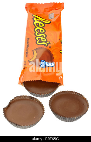 Orange sachet de Reeses Hersheys au beurre d'arachides chocolat ouvert sur une surface blanche Banque D'Images