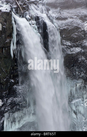 Snoqualmie Falls en hiver au milieu de la neige et de la glace, Snoqualmie, Washington. Banque D'Images