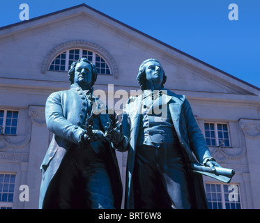 Statue de Goethe et Schiller à l'extérieur du Théâtre National, Weimar, Thuringe, Allemagne Banque D'Images