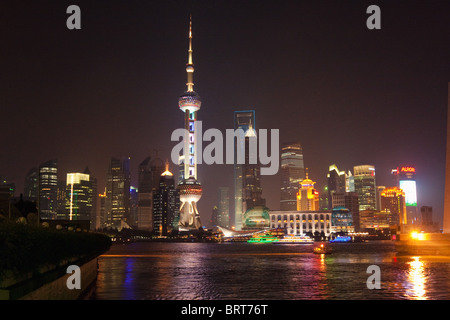 Vue sur Pudong gratte-ciel et l'Oriental Pearl du bund dans la nuit à Shanghai Chine Banque D'Images