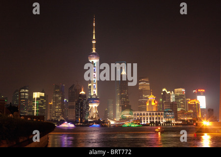 Vue depuis le Bund de Shanghai Pudong de nuit en Chine Banque D'Images