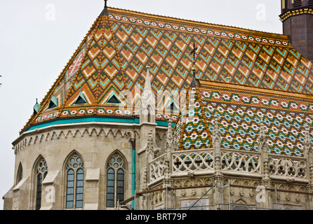 Carrelage à motifs multicolores du toit de l'église St Matthias Budapest Hongrie Europe Banque D'Images