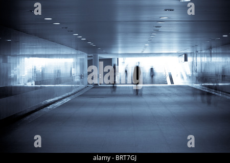 Motion blurred de personnes à pied dans le métro Banque D'Images