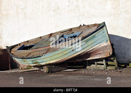 Ancien bateau de pêche à quai de Johnshaven, Aberdeenshire, Scotland, UK Banque D'Images