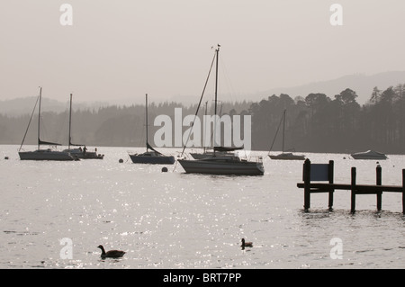 Yachts amarrés sur le lac Windermere, Cumbria. Banque D'Images