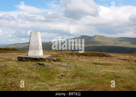 Le sommet trig pilier sur Frynych avec ventilateur, Pen Y Fan et le maïs du derrière, le Parc National des Brecon Beacons, le Pays de Galles Banque D'Images