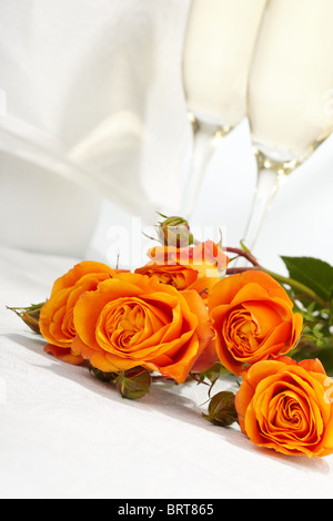 Roses et verres de champagne Banque D'Images