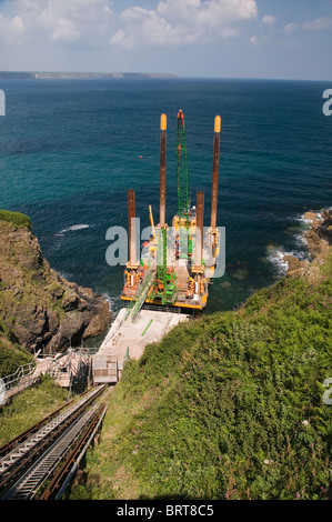 Les travaux de construction de la station de sauvetage de la RNLI Kilcobben Cove Cornwall England UK Banque D'Images