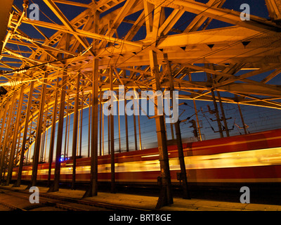 Train pont de chemin de fer Hohenzollernbrucke la nuit. Cologne, NRW, Allemagne Banque D'Images