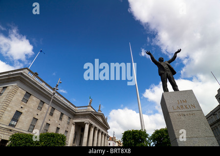 Le centre-ville de Dublin avec spire sur O'Connell Street, bureau de poste central et monument de Jim Larkin Banque D'Images