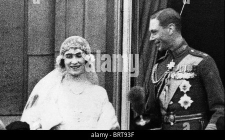 Le roi George VI (alors Duc d'York) sur le balcon de Buckingham Palace après le mariage d'Elizabeth Bowes-Lyon en 1923 Banque D'Images