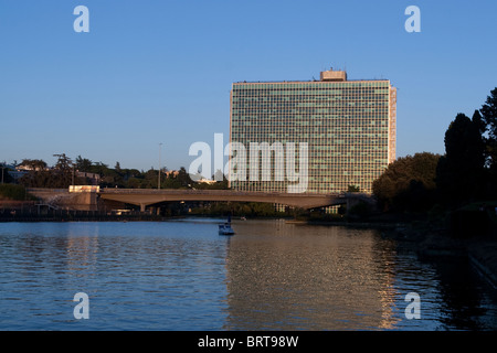 Eni palace Eur skyscraper building Rome Italie lake Banque D'Images