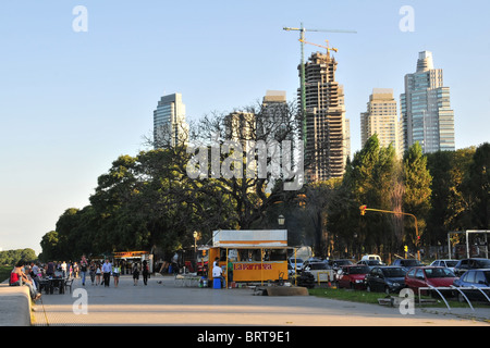 Voir, en regardant vers le sud, de grilles, de personnes marchant parilla et manger sur l'Costanera Sur Boulevard, Buenos Aires Banque D'Images