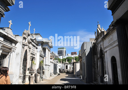 Ciel bleu, large promenade, bordée par l'architecture néo-classique, pierre blanche en mausolées, cimetière de Recoleta, Buenos Aires Banque D'Images