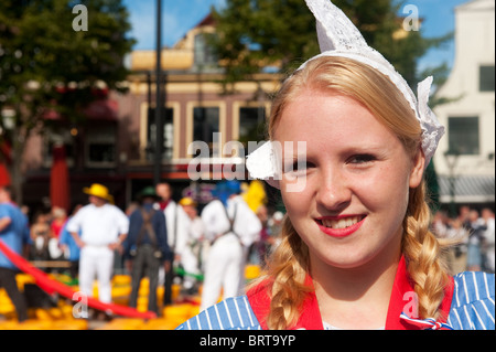 À la Fille habillée traditionnel marché aux fromages d'Alkmaar Banque D'Images