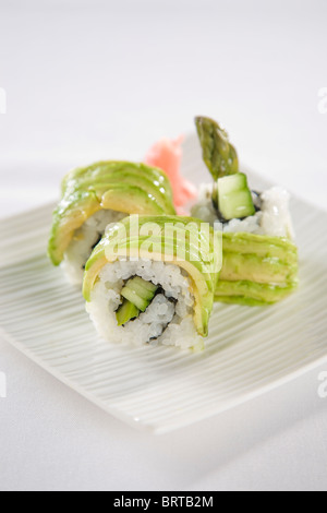 Sushi servi sur les plaques blanches Banque D'Images