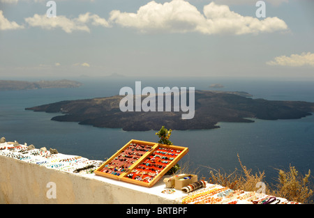 Une sélection de souvenirs, de bijoux sur un mur donnant sur la Caldeira sur l'île grecque de Santorini Banque D'Images