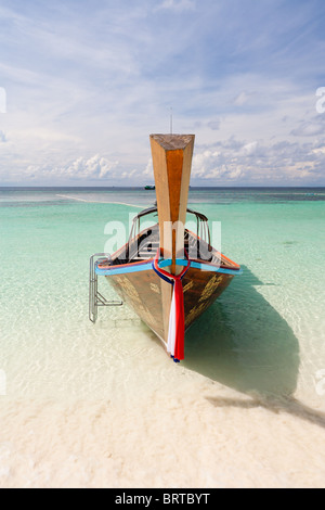 Longtail traditionnels Bateau amarré au large de Pattaya Beach, Koh Lipe, Thaïlande Banque D'Images