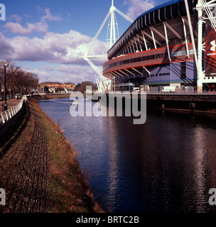 Millennium Stadium de Cardiff au Pays de Galles de la rivière Taff Banque D'Images