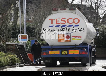 Un camion-citerne de carburant Tesco restock fournit à une station service. Photo par James Boardman Banque D'Images