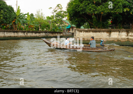 Bangkok typique des maisons sur pilotis le long du canal khlong, avec un petit esprit chambre à l'avant.Bangkok, Thaïlande, septembre 2010 Banque D'Images