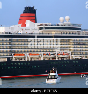 Pour de nouveaux navires Cunard le Queen Elizabeth arriver lors de sa première visite à Southampton le vendredi 8 octobre 2010 Banque D'Images