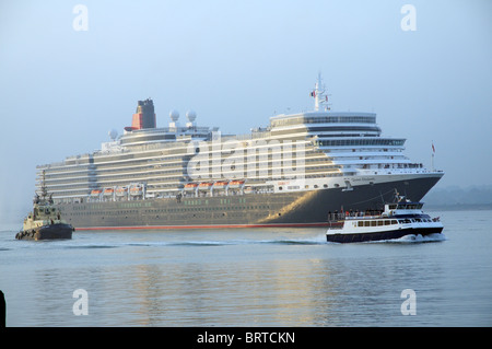 Pour de nouveaux navires Cunard le Queen Elizabeth arriver lors de sa première visite à Southampton le vendredi 8 octobre 2010 Banque D'Images