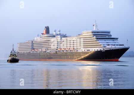 Pour de nouveaux navires Cunard le Queen Elizabeth arriver lors de sa première visite à Southampton le vendredi 8 octobre 2010 Banque D'Images