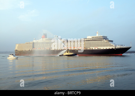 Pour de nouveaux navires Cunard le Queen Elizabeth arriver lors de sa première visite à Southampton le vendredi 8 octobre 2010 Banque D'Images