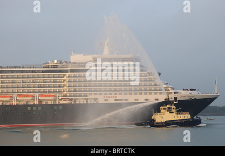 Pour de nouveaux navires Cunard le Queen Elizabeth arriver lors de sa première visite à Southampton le vendredi 8 octobre 2010 Banque D'Images